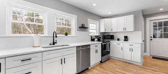 NEW - Modern Comfort w/HOT TUB l NH Lakes Region