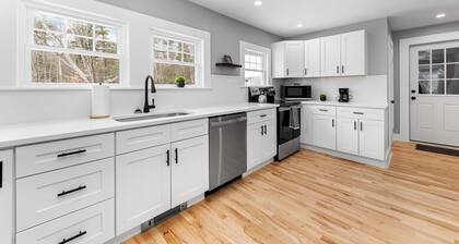 NEW - Modern Comfort w/HOT TUB l NH Lakes Region