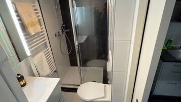 SĂšche-cheveux, serviettes fournies, savon, papier toilette