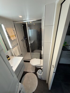 Haartrockner, Handtücher, Seife, Toilettenpapier