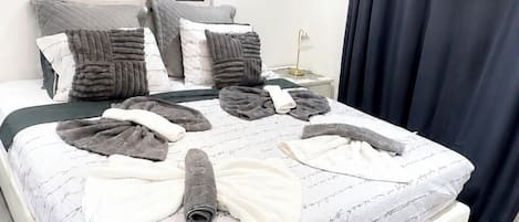 1 bedroom, iron/ironing board, WiFi (free), bed sheets