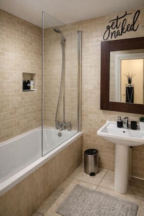 Hair dryer, towels, toilet paper - Modern & Luxury Two Bedroom Apartment in London (London)