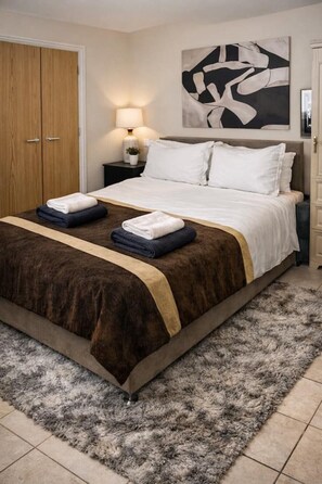 2 bedrooms, iron/ironing board, WiFi, bed sheets - Modern & Luxury Two Bedroom Apartment in London (London)