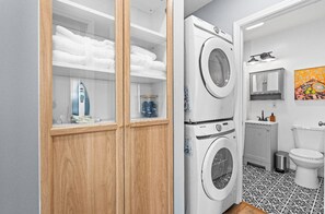 Toallas, jabón, papel de baño 