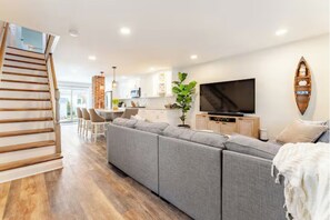 Living area - The Bradley Compound: 2 Homes, Sleeps 12, 4 Car Parking (Bradley Beach)