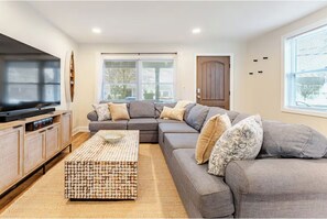 Living area - The Bradley Compound: 2 Homes, Sleeps 12, 4 Car Parking (Bradley Beach)
