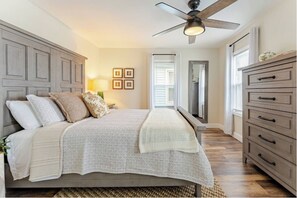 6 bedrooms, iron/ironing board, WiFi, bed sheets - The Bradley Compound: 2 Homes, Sleeps 12, 4 Car Parking (Bradley Beach)