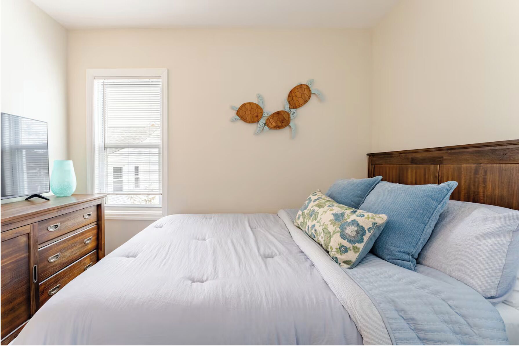 Tabla de planchar con plancha, wifi, ropa de cama