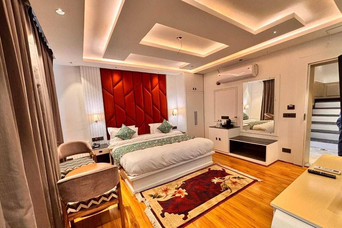 Superior Double Room, Hill View | Meja, ruang kerja komputer riba, Wi-fi percuma 