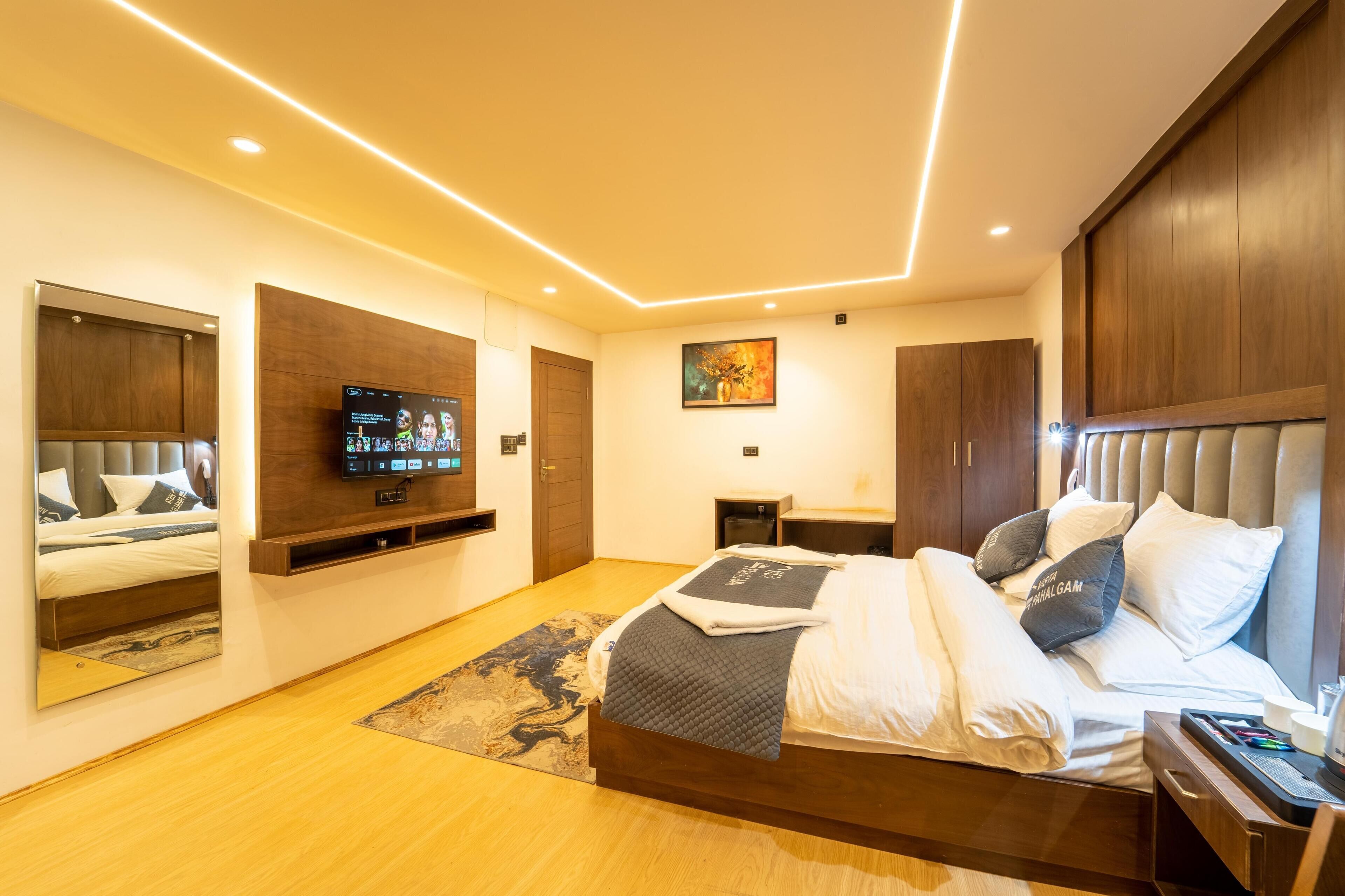 Escritorio, espacio para trabajar con laptop y wifi gratis 