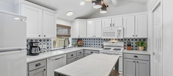 Old Town Georgetown Retreat-Historical Home- Walk to the square and park