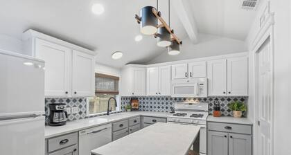 Old Town Georgetown Retreat-Historical Home- Walk to the square and park