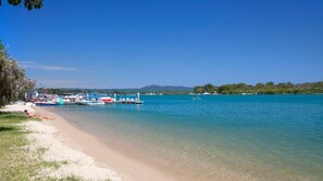 Beach nearby - 3 Aarons Villa - reverside escape (Noosaville)