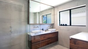 Shower - 3 Aarons Villa - reverside escape (Noosaville)