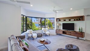 Living area - 3 Aarons Villa - reverside escape (Noosaville)
