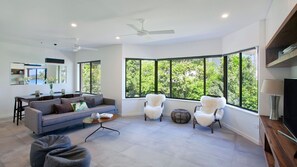 Living area - 3 Aarons Villa - reverside escape (Noosaville)