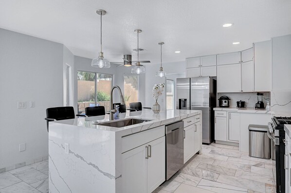 Private kitchen - Spacious 5BR Home w/ Private Pool Quiet Area Near Las Vegas Strip (Las Vegas)