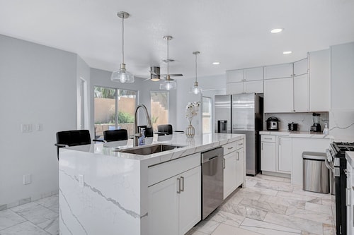 Spacious 5BR Home w/ Private Pool Quiet Area Near Las Vegas Strip