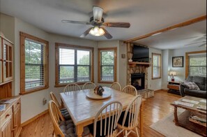 Dining - Incredible Mountain Cabin for a Memorable Family Getaway in Nature near Blairsville, Georgia (Blairsville)