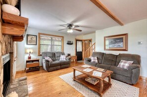 Fireplace, table football, ping pong - Incredible Mountain Cabin for a Memorable Family Getaway in Nature near Blairsville, Georgia (Blairsville)