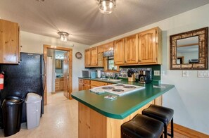 Fridge, oven, stovetop, coffee/tea maker