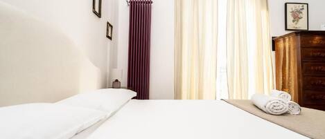 Apartment, Balkon, Stadtblick | Schallisolierte Zimmer, Bügeleisen/Bügelbrett, kostenloses WLAN