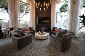 Smart TV - Pure Suites Scottsdale Kierland 2 Bed Pool Gym Walk to Shops Restaurants (Scottsdale)