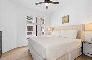 2 bedrooms, desk, iron/ironing board, free WiFi - Pure Suites Scottsdale Kierland 2 Bed Pool Gym Walk to Shops Restaurants (Scottsdale)