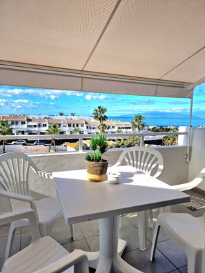 Outdoor dining - Wonderful studio with sea view and community pool (Costa Adeje)