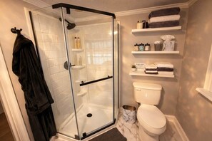 Secador de pelo, jabón, papel higiénico