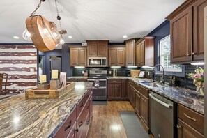 Microwave, oven, stovetop, dishwasher - The Grand Ole Hideaway- Mountain Views/Private/Fire Pit/Game Room/Porch/Peaceful (Gatlinburg)