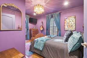 3 bedrooms, iron/ironing board, WiFi, bed sheets - The Grand Ole Hideaway- Mountain Views/Private/Fire Pit/Game Room/Porch/Peaceful (Gatlinburg)