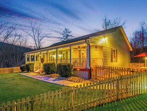 Exterior - The Grand Ole Hideaway- Mountain Views/Private/Fire Pit/Game Room/Porch/Peaceful (Gatlinburg)