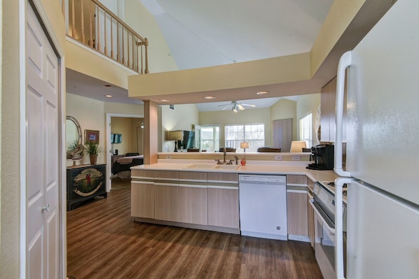 Fridge, microwave, oven, stovetop - Perfect 3 Bedroom-3 Bath Condo / Gorgeous Views / Heart of Branson/ Affordable (Branson)