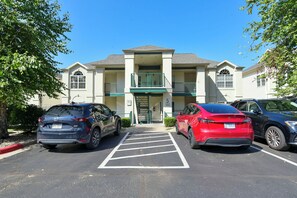 Exterior - Perfect 3 Bedroom-3 Bath Condo / Gorgeous Views / Heart of Branson/ Affordable (Branson)