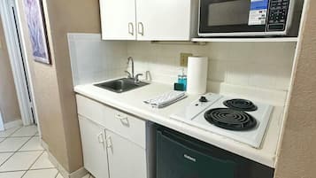 Geladeira, micro-ondas, cooktop, cafeteira/chaleira