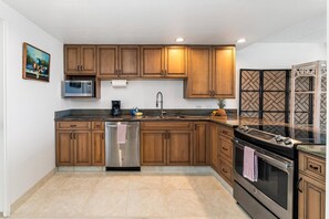 Condo, 1 Queen Bed with Sofa bed (Kona Pacific E734: Penthouse Corner, ) | Private kitchen - Kona Pacific E734: Penthouse Corner, Ocean Views (Kailua-Kona)