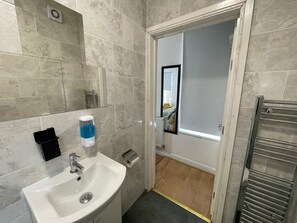 Dusche, Haartrockner, Handtücher, Toilettenpapier