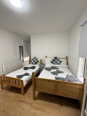 1 slaapkamer, een strijkplank/strijkijzer, wifi, beddengoed