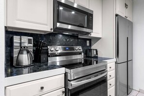 Condo, 1 King Bed with Sofa bed (Kona Reef F-23) | Private kitchen - Kona Reef F-23 (Kailua-Kona)