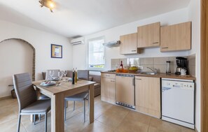 Fridge, microwave, stovetop, dishwasher - Lovely apartment in Trget (Trget)