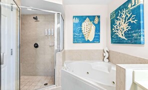 Shower, hair dryer, towels, shampoo - The Crescent 215 (Destin)