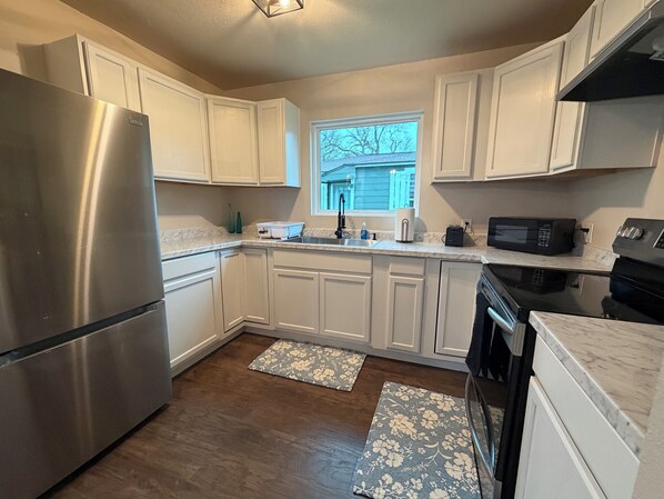 Microwave, oven, stovetop, dishwasher - Hooked On Bay Views Palacios (Palacios)