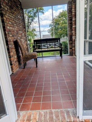 Terrace/patio - 1050 Feet to the Augusta Country Club (Augusta)