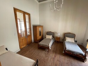 2 bedrooms, iron/ironing board, internet, bed sheets