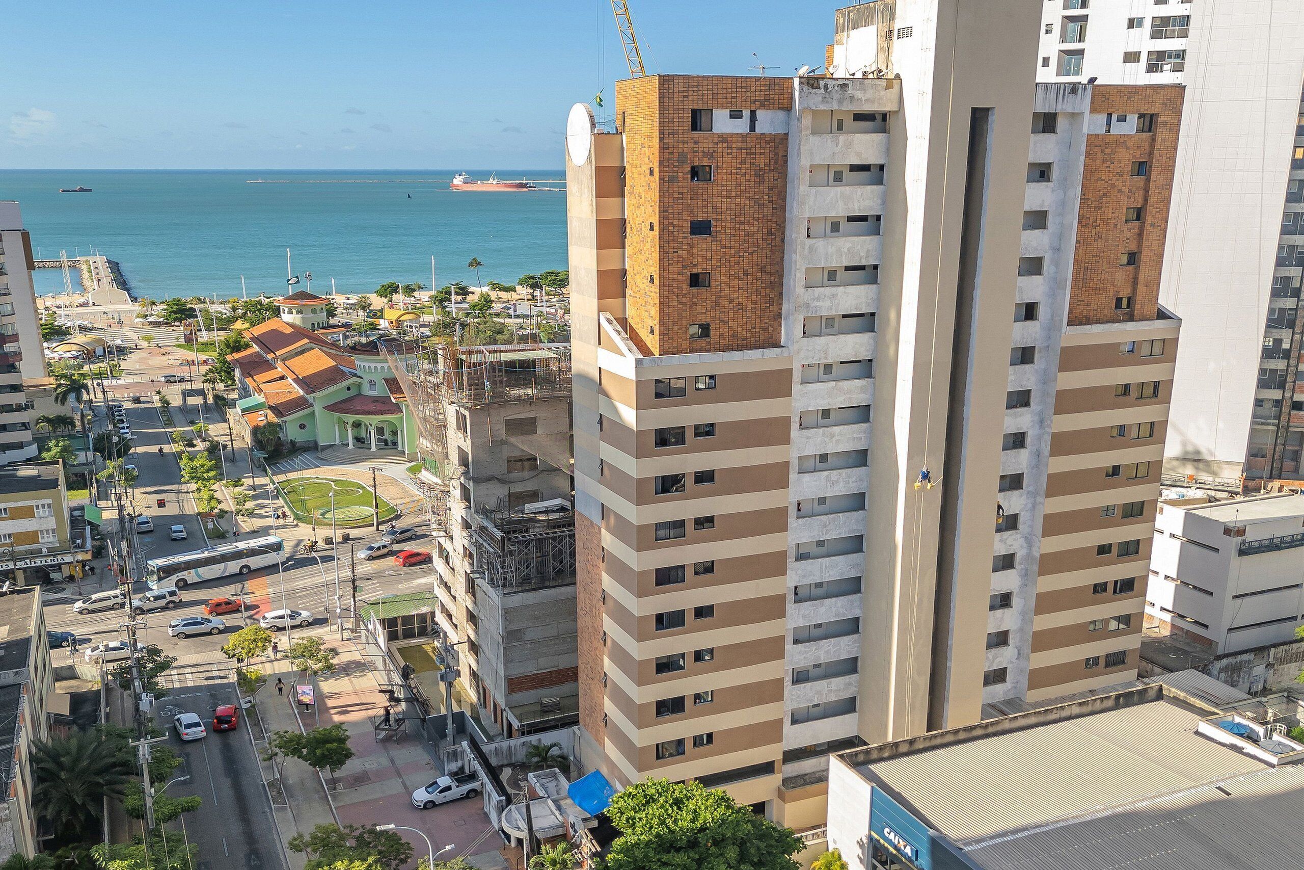 Un edificio alto con fachada de ladrillo y varios balcones.