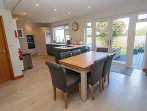 Cottage | Dining - Byrons Retreat (Newquay)