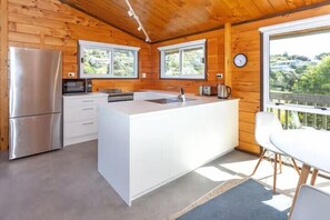 Microwave, oven, stovetop, dishwasher - Hosts on the Coast Hahei Sands (Hahei)