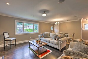 Tv, eldstad och böcker