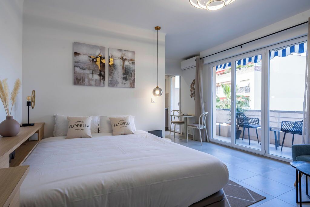 1 slaapkamer, een strijkplank/strijkijzer, internet, beddengoed